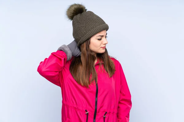 Ung Flicka Med Vinter Hatt Isolerad Blå Bakgrund Med Neckache — Stockfoto