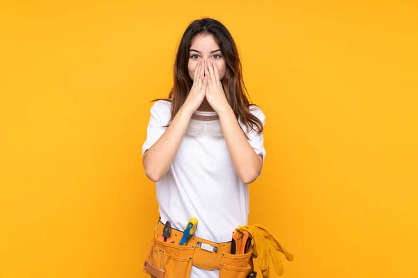 Jonge Elektricien Vrouw Geïsoleerd Gele Achtergrond Met Verrassing Gezichtsuitdrukking — Stockfoto