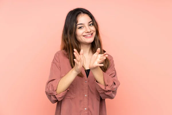 Mujer Caucásica Joven Aislada Sobre Fondo Rosa Aplaudiendo Después Presentación —  Fotos de Stock