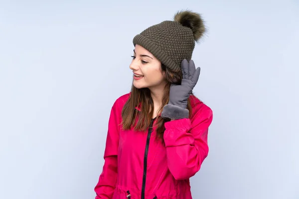 Menina Com Chapéu Inverno Isolado Fundo Azul Ouvir Algo Colocando — Fotografia de Stock