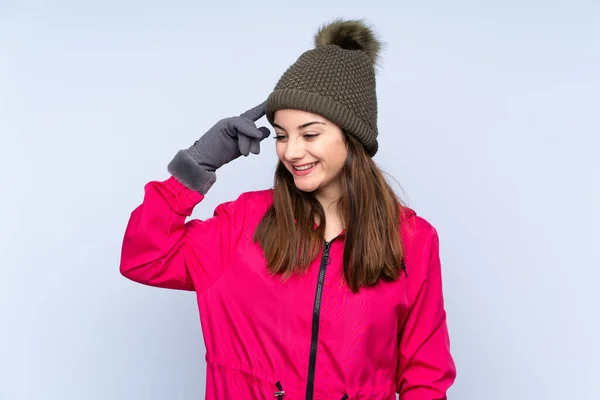 Menina Com Chapéu Inverno Isolado Fundo Azul Rindo — Fotografia de Stock