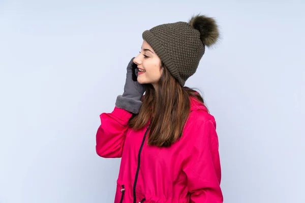 Menina Com Chapéu Inverno Isolado Fundo Azul Mantendo Uma Conversa — Fotografia de Stock