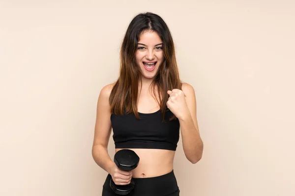 Jonge Sport Vrouw Maken Gewichtheffen Geïsoleerd Beige Achtergrond Vieren Van — Stockfoto