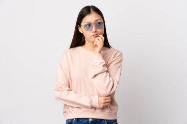 Soyutlanmış beyaz bir geçmişi olan genç Çinli bir kız. Şüpheleri ve düşünceleri var.