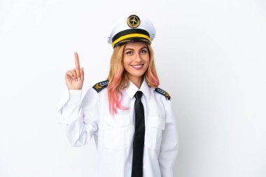 İzole edilmiş beyaz arka plan üzerinde uçak pilotu harika bir fikre işaret ediyor.