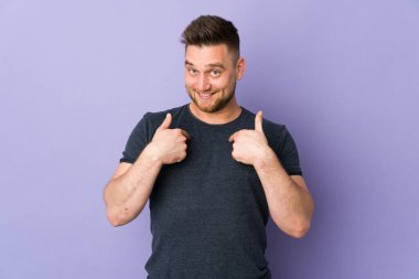 İzole edilmiş, yüzü şaşırmış, Rus yakışıklı bir adam.