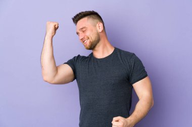 Tecrit edilmiş Rus yakışıklı adam zaferi kutluyor.