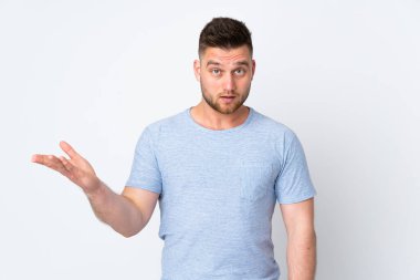 Tecrit edilmiş Rus yakışıklı adam şüpheli hareketler yapıyor.