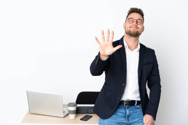Beyaz arka planda izole edilmiş bir ofiste beş parmaklı Rus adam var.