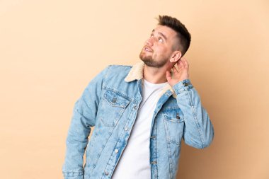 Tecrit edilmiş Rus yakışıklı bir adam bir fikir düşünüyor.