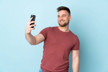 Tecrit edilmiş Rus yakışıklı bir adam selfie çekiyor.