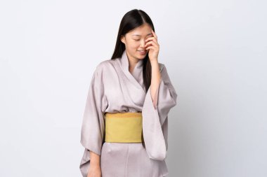 Kimono giyen genç bir Çinli kız izole bir geçmişle gülüyor.