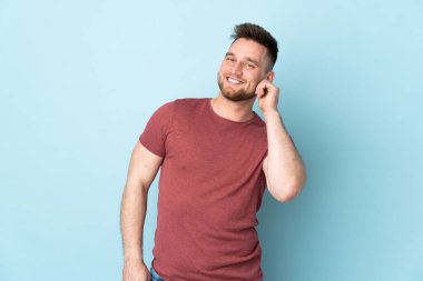 Soyutlanmış arka plan gülen Rus yakışıklı adam.