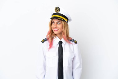 İzole edilmiş beyaz arka plan üzerinde uçak pilotu yana bakıyor ve gülümsüyor.