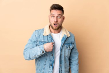 Tecrit edilmiş Rus yakışıklı adam kendini işaret ediyor.