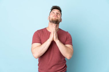 Tecrit edilmiş geçmişi olan Rus yakışıklı bir adam avuç içlerini bir arada tutuyor. İnsan bir şey ister.