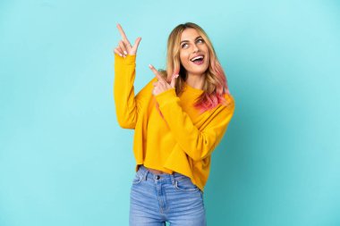 İzole edilmiş mavi arka planı olan genç bir kadın işaret parmağıyla işaret etmek harika bir fikir.