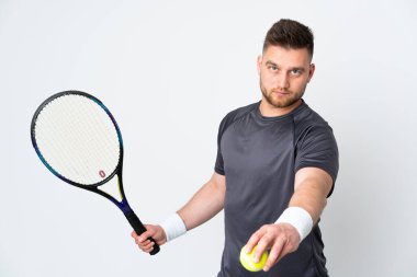 Beyaz arka planda tenis oynayan Rus yakışıklı adam.