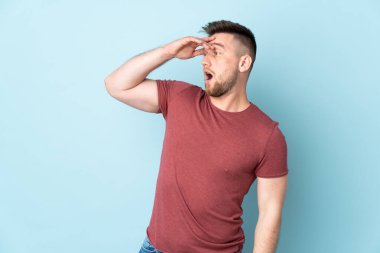 Tecrit edilmiş Rus yakışıklı bir adam. Yan tarafa bakarken sürpriz jest yapıyor.