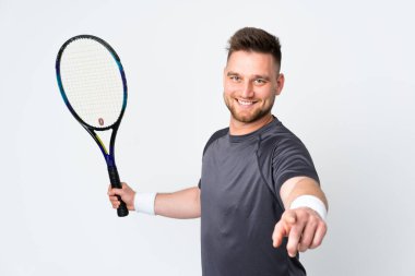Beyaz arka planda tenis oynayan Rus yakışıklı adam.