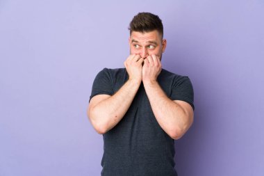 Tecrit edilmiş, gergin ve korkmuş Rus yakışıklı adam elleriyle suni teneffüs yapıyor.