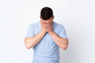 Soyutlanmış, yorgun ve hasta bakışlı Rus yakışıklı bir adam.