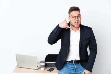 Beyaz arka planda izole edilmiş bir ofiste Rus bir adam telefon jesti yapıyor. Bana geri dönüş işareti ver.