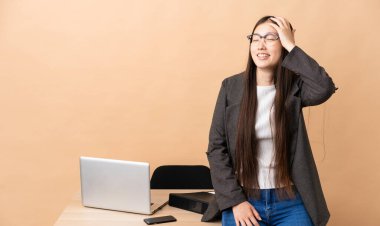 İş yerinde gülümseyen Çinli bir iş kadını.