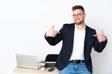 Beyaz arka planda izole edilmiş, gururlu ve kendini beğenmiş bir Rus.