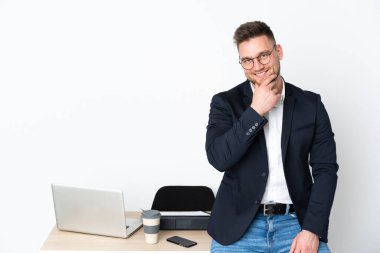 Beyaz arka planda gözlüklü ve gülümseyen Rus bir adam.