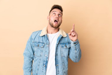 Tecrit edilmiş Rus yakışıklı adam yukarı bakıyor ve şaşırıyor.