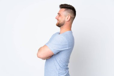 Rus yakışıklı adam izole edilmiş arka planda yan pozisyonda.