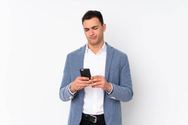 Tecrit edilmiş genç ve yakışıklı iş adamı düşünüp bir mesaj gönderiyor.