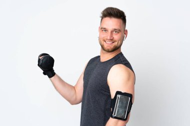 Beyaz arka planda izole edilmiş Rus sporcu halter yapıyor.