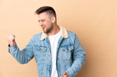 Tecrit edilmiş Rus yakışıklı adam zaferi kutluyor.