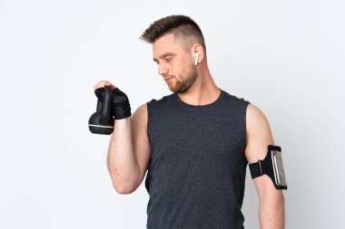 Beyaz arka planda izole edilmiş Rus sporcu halter olarak ağırlık kaldırıyor.