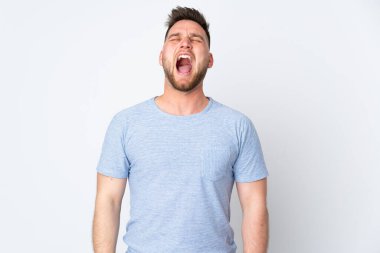 İzole edilmiş arka planda, ağzı açık bir şekilde öne doğru bağıran Rus yakışıklı bir adam.