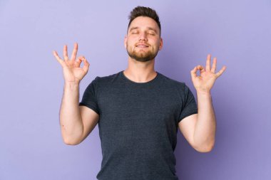 Zen pozisyonunda izole edilmiş Rus yakışıklı bir adam.