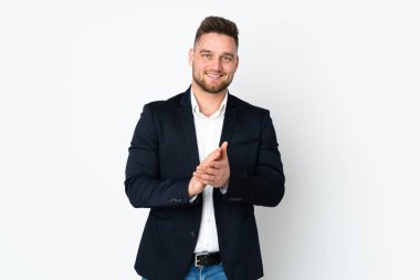 Genç Rus iş adamı beyaz arka planda izole edilmiş alkışlıyor.