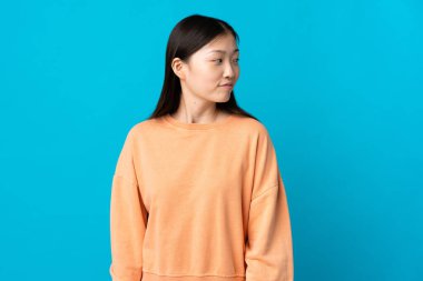 Soyutlanmış mavi bir geçmişi olan genç bir Çinli kız. Portre