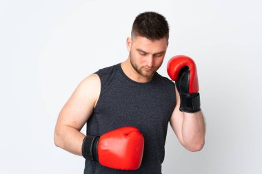 Beyaz arka planda boks eldivenli Rus sporcu.