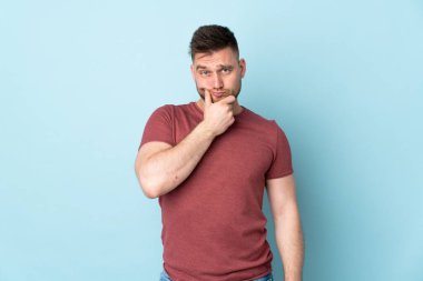 Tecrit edilmiş Rus yakışıklı adamın şüpheleri var.