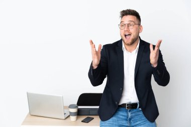 Ofisteki Rus adam beyaz arka planda, şaşırmış yüz ifadesi ile izole edilmiş.