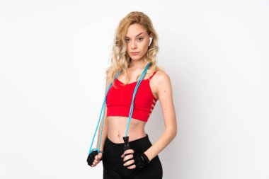 Beyaz arka planda, atlama ipiyle izole edilmiş genç sarışın kadın.