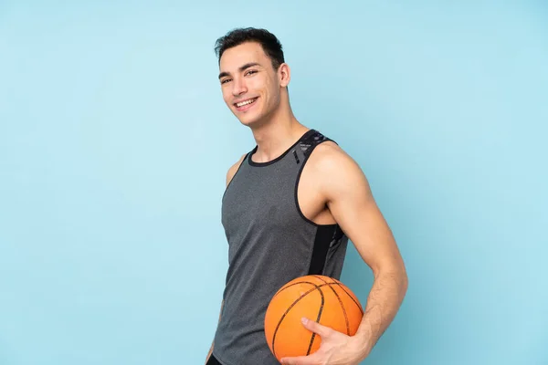 Pria Dengan Latar Belakang Biru Yang Terisolasi Bermain Basket — Stok Foto