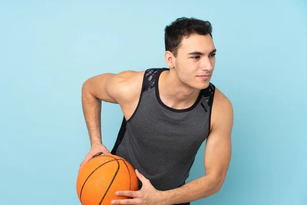 Pria Dengan Latar Belakang Biru Yang Terisolasi Bermain Basket — Stok Foto