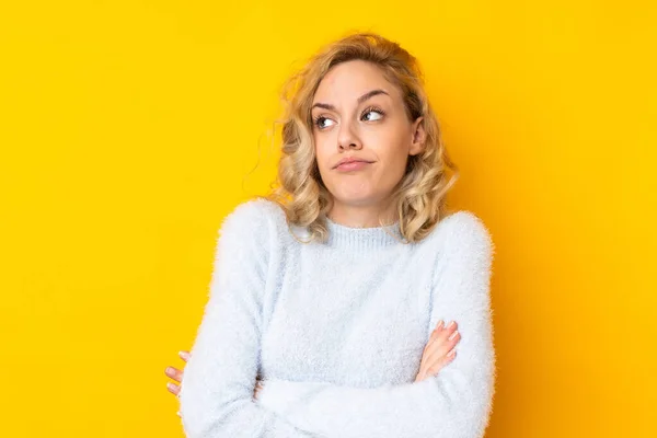 Mujer Rubia Joven Aislada Sobre Fondo Amarillo Haciendo Gestos Dudas —  Fotos de Stock