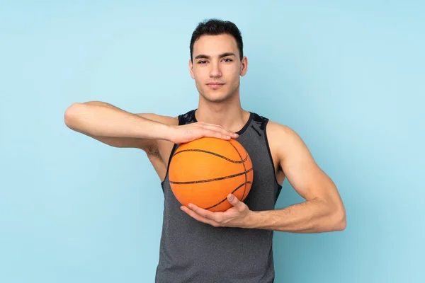 Pria Dengan Latar Belakang Biru Yang Terisolasi Bermain Basket — Stok Foto