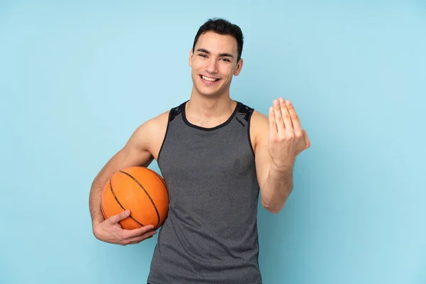 Hombre Sobre Fondo Azul Aislado Jugando Baloncesto Haciendo Gesto Que —  Fotos de Stock