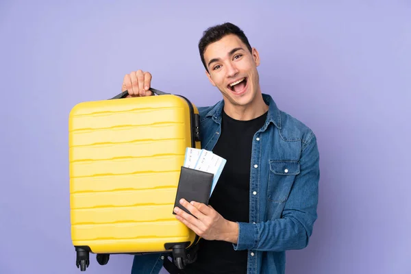 Jovem Caucasiano Bonito Homem Isolado Fundo Roxo Férias Com Mala — Fotografia de Stock